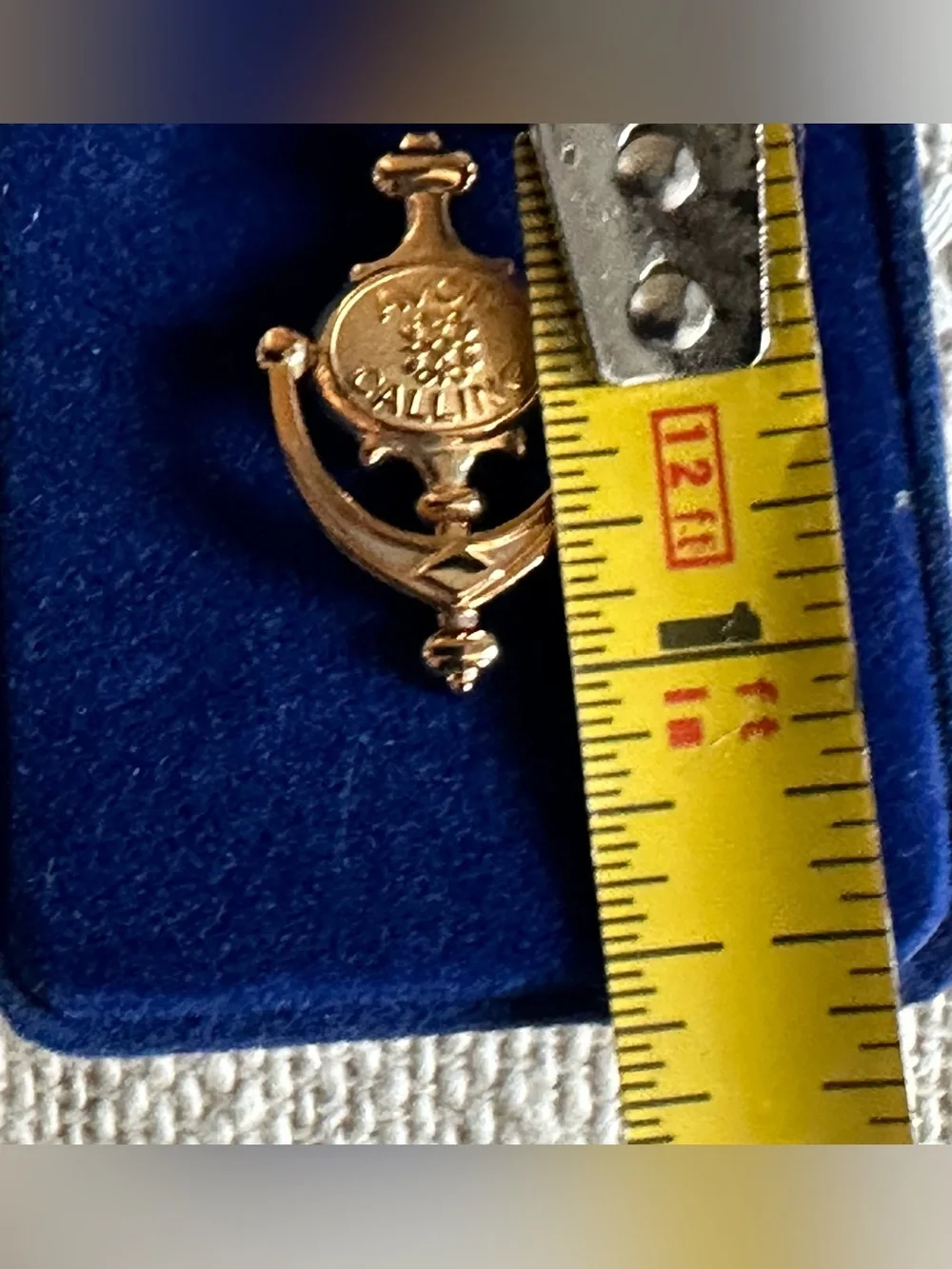 vintage gold-tone Avon Calling door knocker lapel pin, likely awarded to sales r - Picture 10 of 12